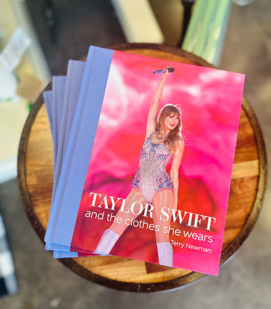 Taylor Swift & The Clothes She Wear Book